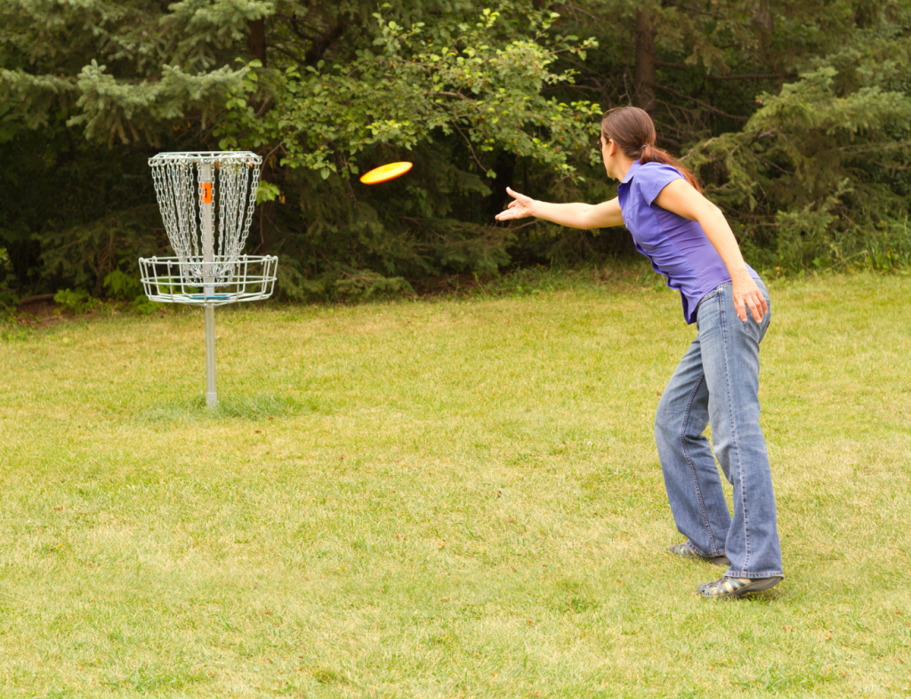 Disc golf en forêt dans l'Hérault : la nouvelle activité à découvrir à Bessilles